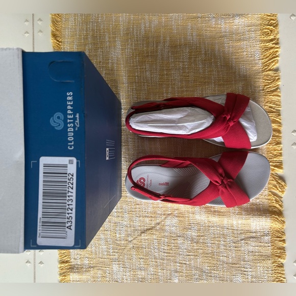 Cloudsteppers by Clarks Jersey Sport Sandals, red, size 9.5 wide, new in box - Picture 3 of 4